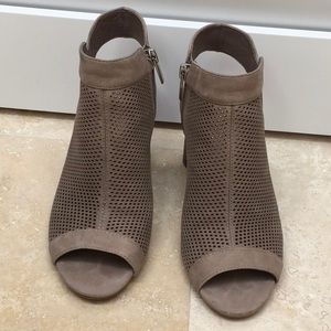 Vince Camuto Jakayla Ankle Bootie 5.5